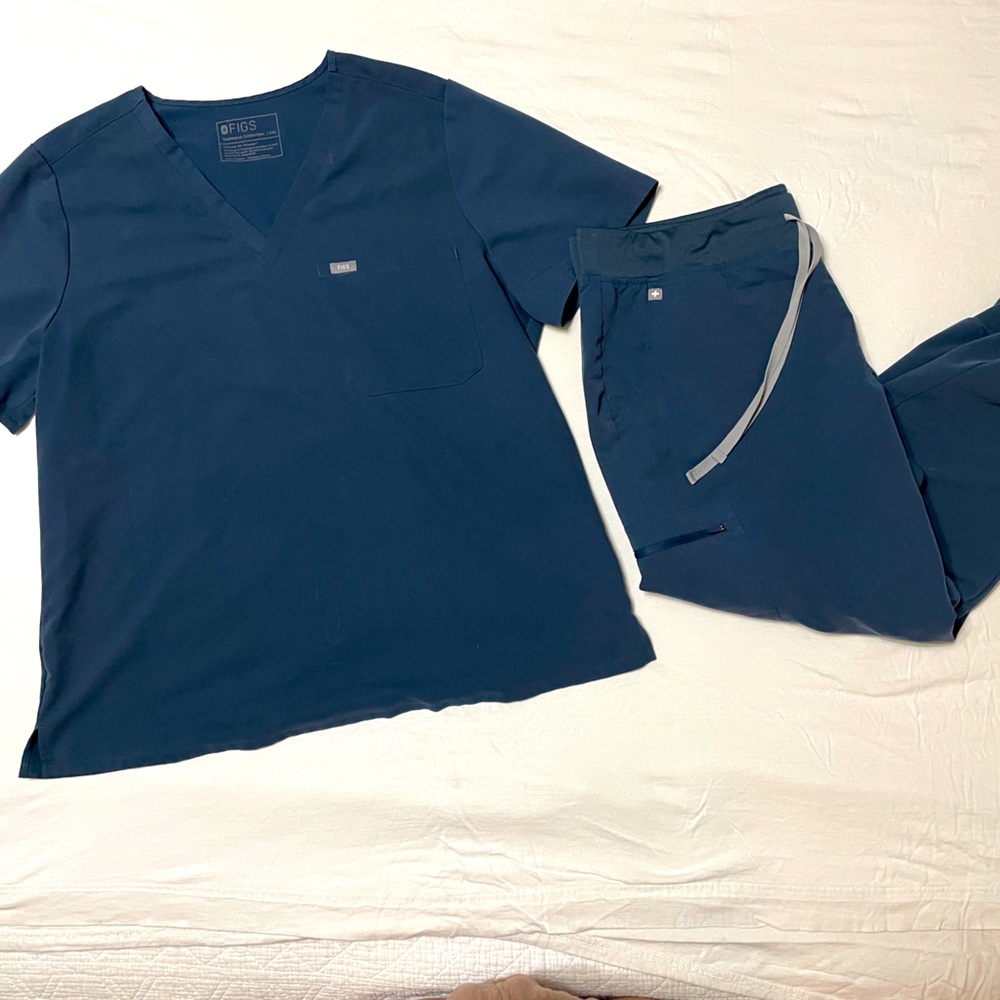 Figs scrub set (Catarina one-pocket top; Zamora joggers) in Dark Harbor